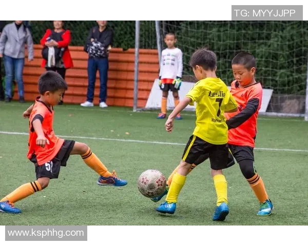 足球明星与小孩的温馨互动视频引发热议引导关注儿童成长